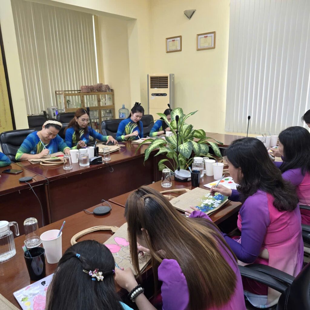 Grass bag painting workshop in Ho Chi Minh City for tour groups, travel agencies