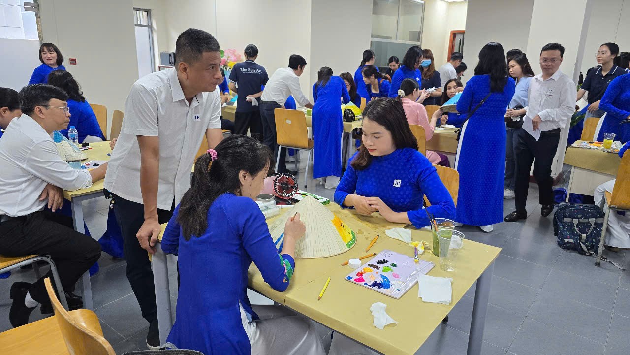 Conical hat painting workshop for companies and corporate groups in Vietnam