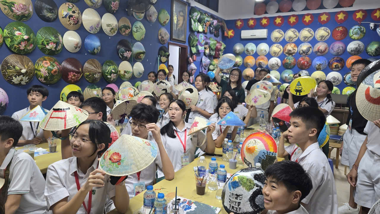Conical hat workshop for children in Ho Chi Minh City