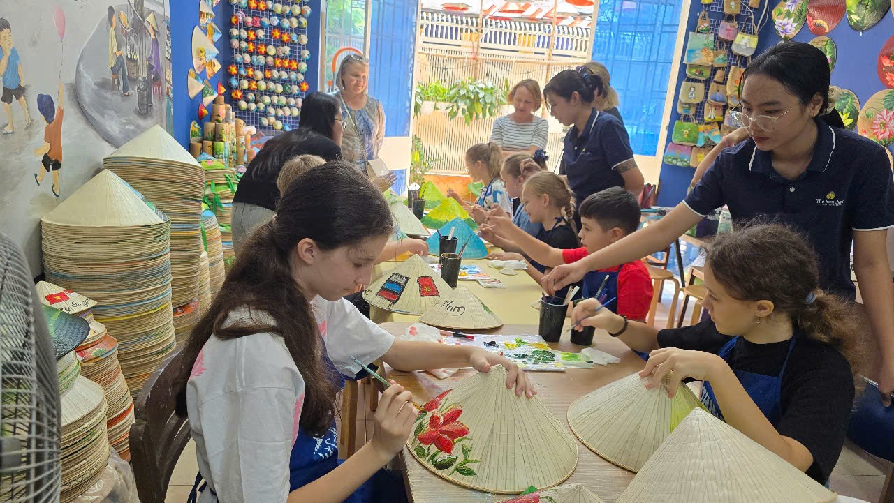 Conical hat workshop in HCMC for international visitors
