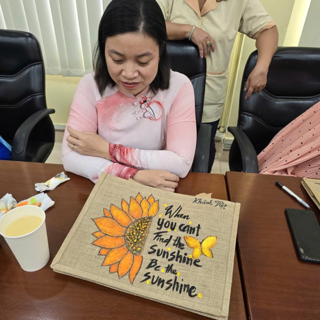 Grass bag painting workshop in Ho Chi Minh City for tour groups, travel agencies