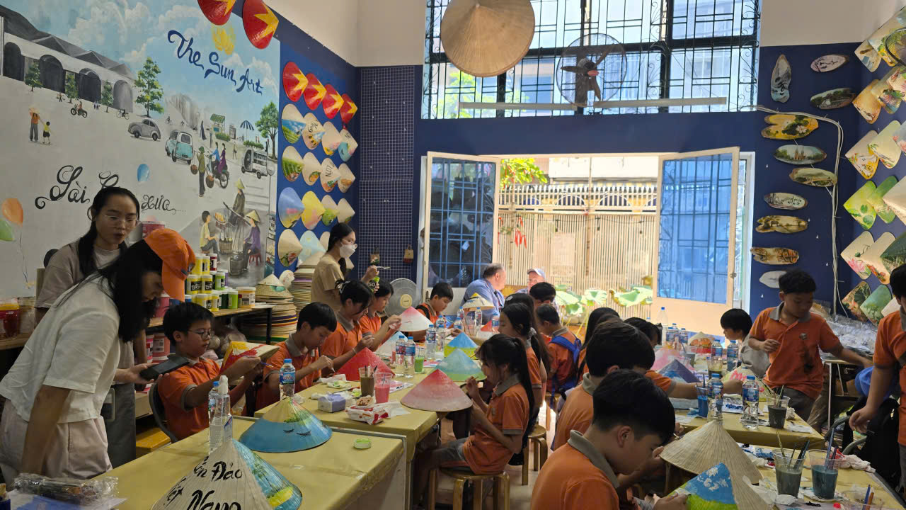 guests-painting-conical-hats-saigon-02.jpg