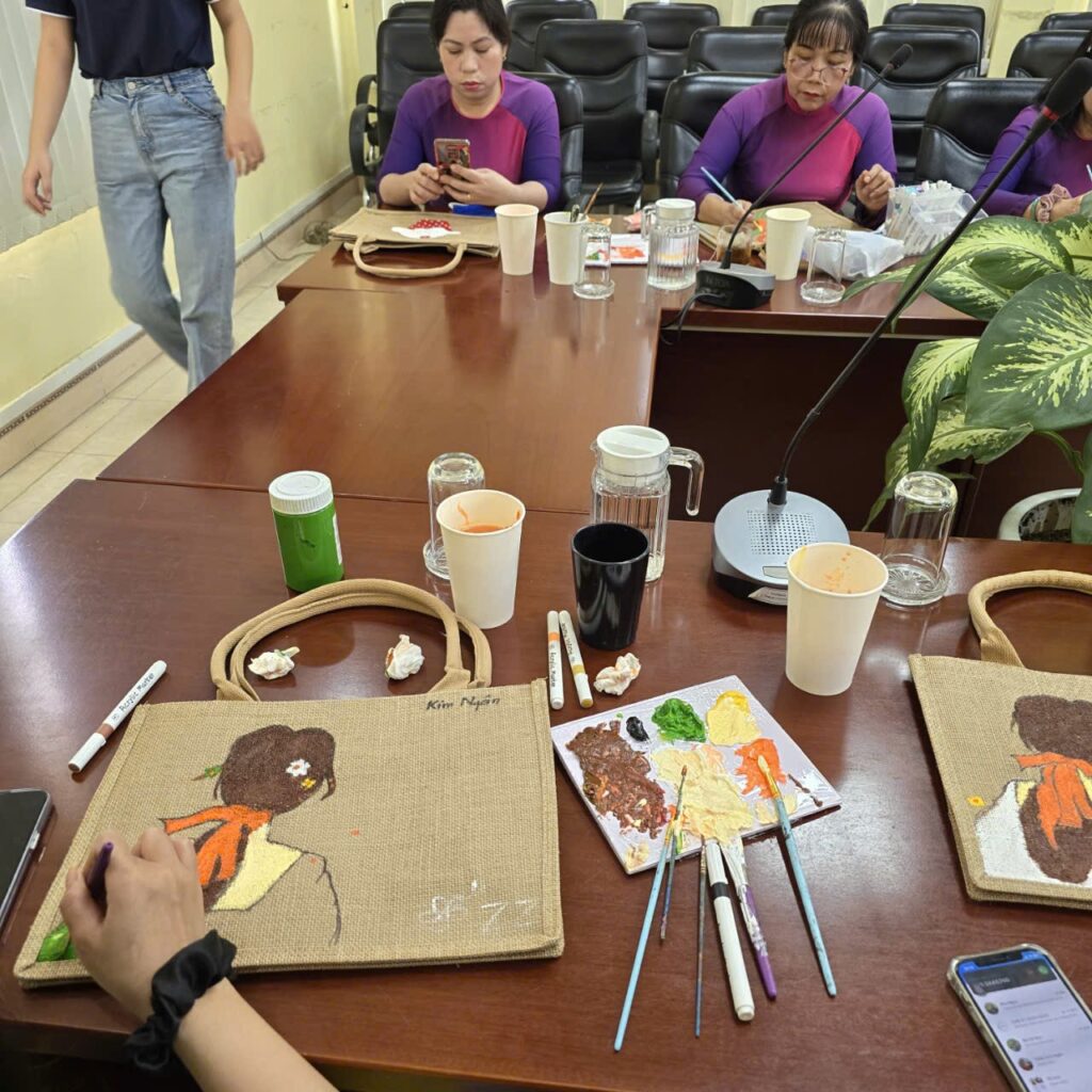 Grass bag painting workshop in Ho Chi Minh City for tour groups, travel agencies