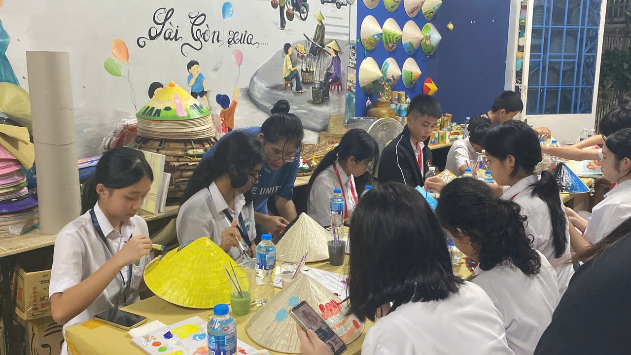 School cultural workshop with Vietnamese handicrafts