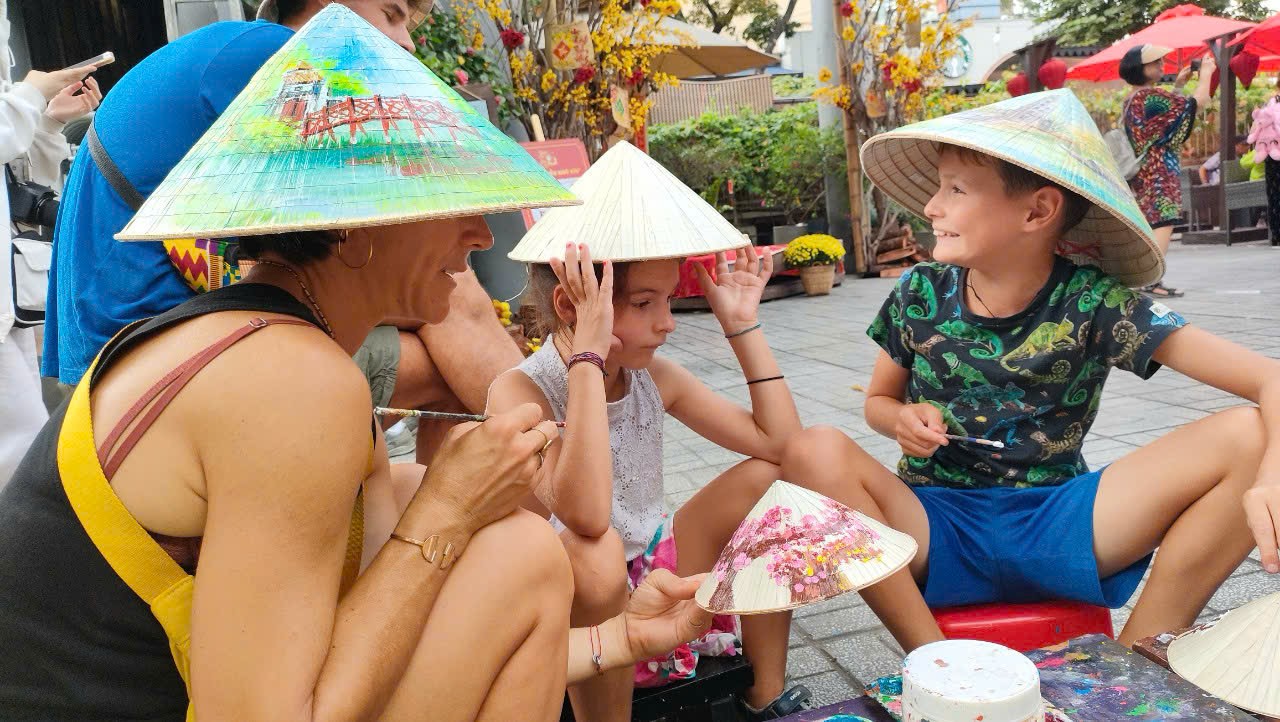 students-painting-vietnamese-conical-hats-06.jpg