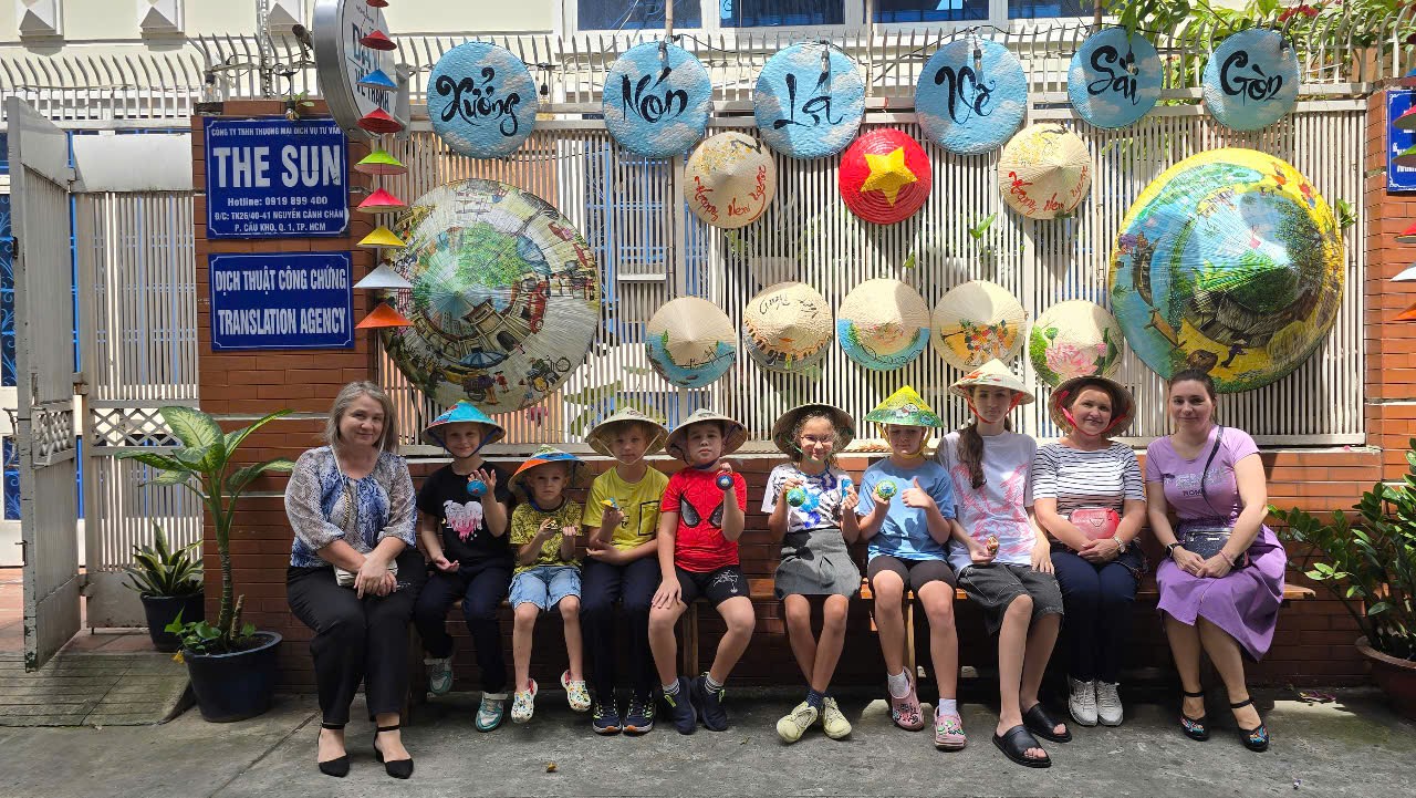 students-painting-vietnamese-conical-hats-workshop.jpg