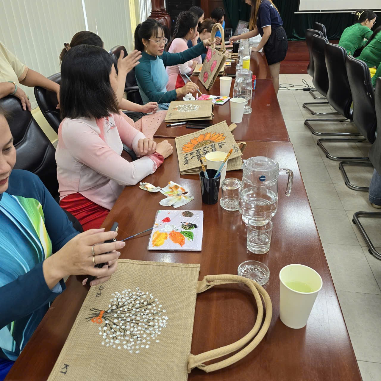Grass bag painting workshop in Ho Chi Minh City for tour groups, travel agencies