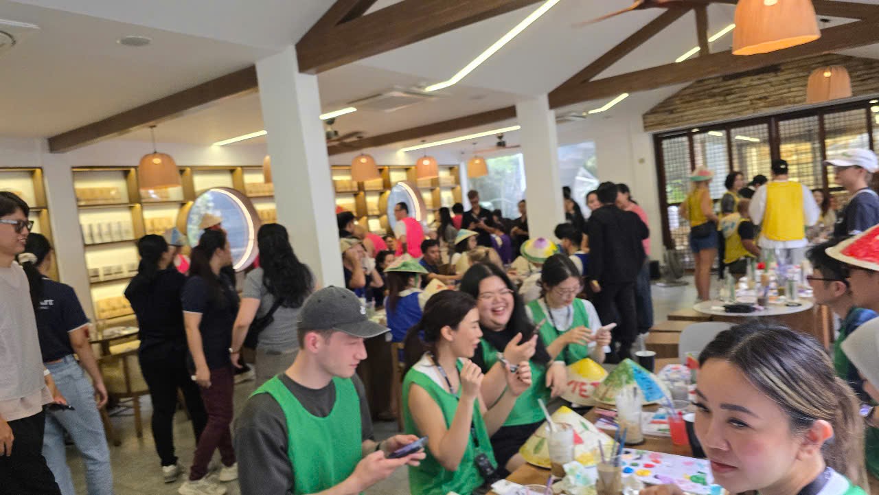 Travel group conical hat workshop in Saigon