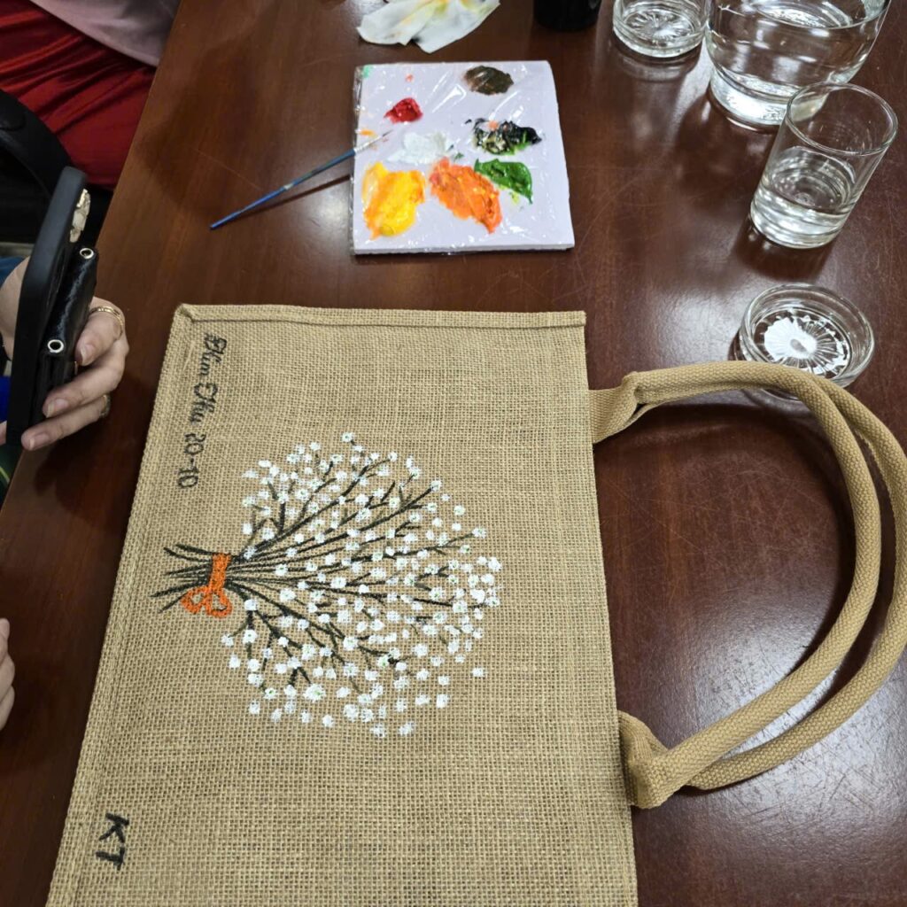 Grass bag painting workshop in Ho Chi Minh City for tour groups, travel agencies