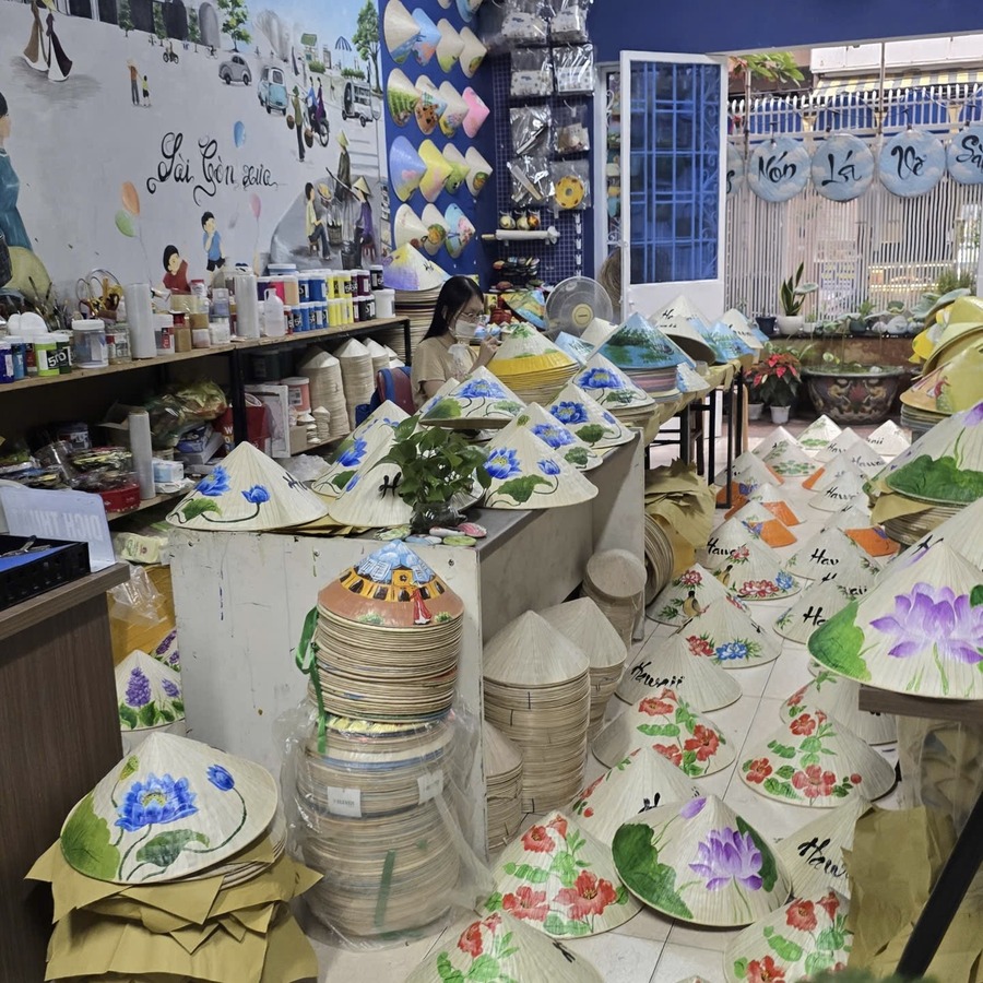 Conical hat painting workshop in Saigon displaying handmade hand-painted non la designs