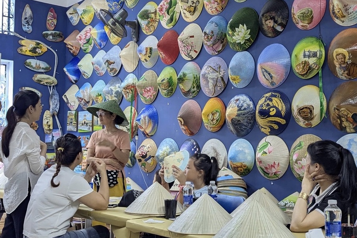 conical-hats-travel-groups-ho-chi-minh-city